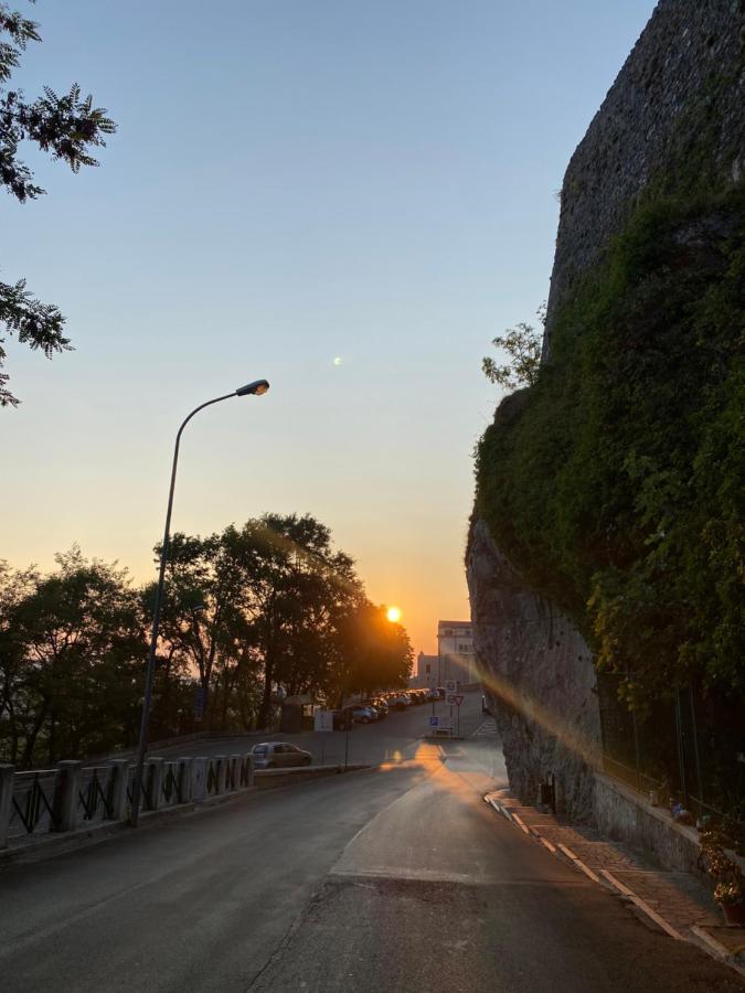 圣安吉罗山Al Dolmen住宿加早餐旅馆 外观 照片